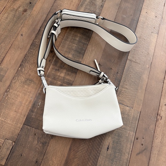 Calvin Klein Signature Embossed Crossbody Purse Off White NEW without Tags - Picture 1 of 16